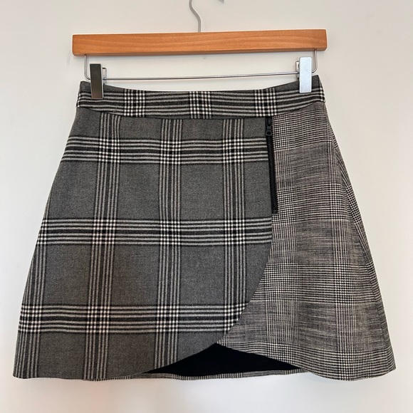 Alice and Olivia black, grey and white gingham mini skirt w/ silver undertones. - Picture 3 of 6